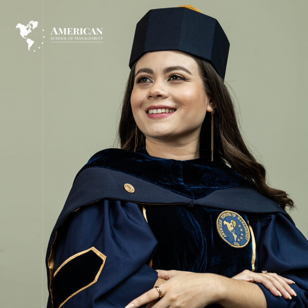 Estudiante que ve al frente, vestida de toga