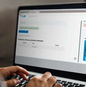 Computadore con Moodle en pantalla